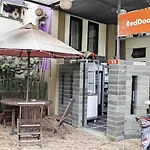 Reddoorz Plus Near Isola Upi