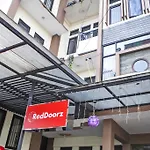 Reddoorz Plus Near Isola Upi