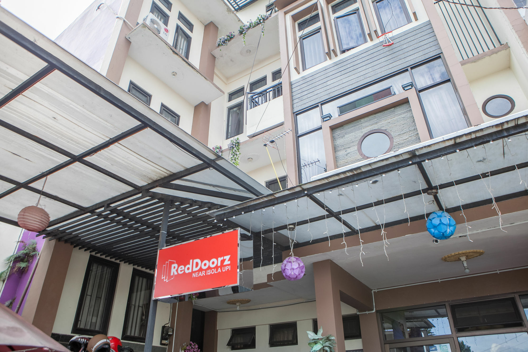 Wisma tamu Reddoorz Near Isola Upi Bandung