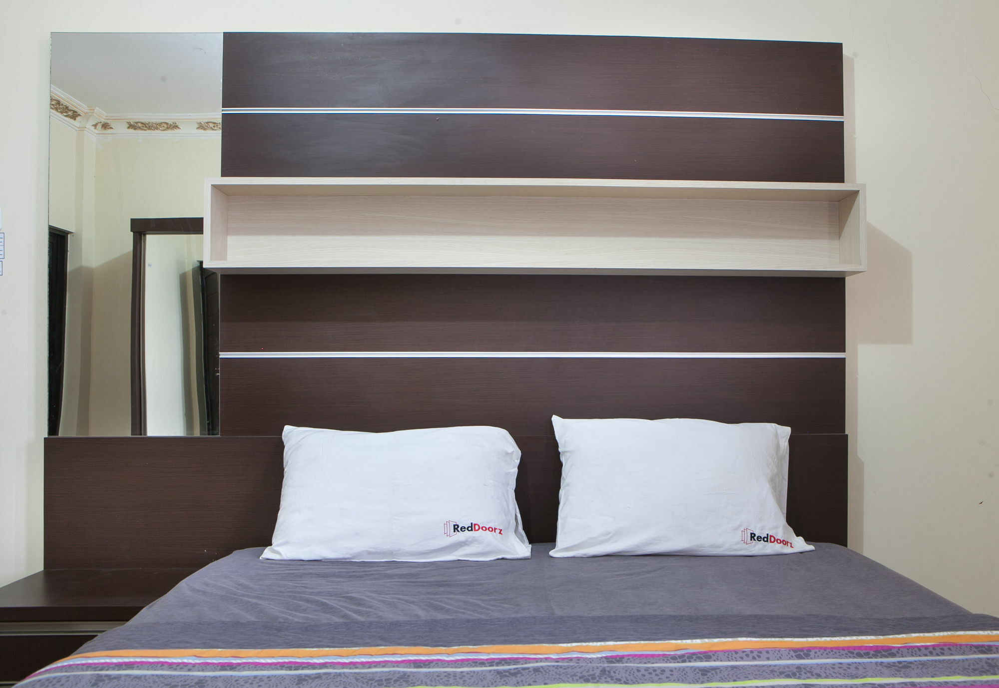 Wisma tamu Reddoorz Near Isola Upi