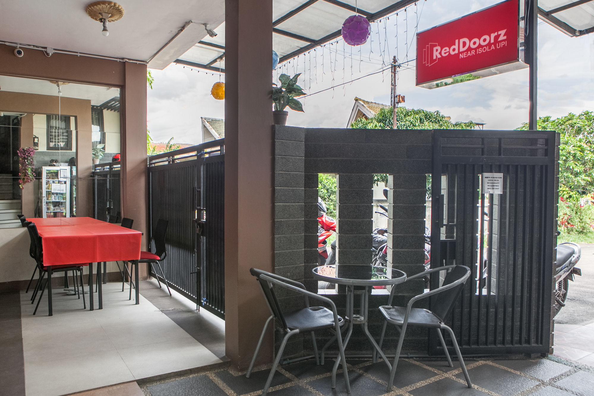 Wisma tamu Reddoorz Near Isola Upi